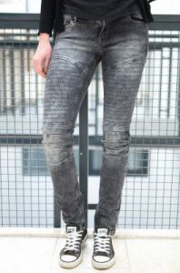 Spodnie jeansowe z przeszyciami na kolanach