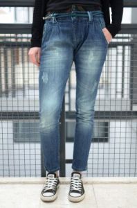 Spodnie jeansowe z zakładkami z przodu